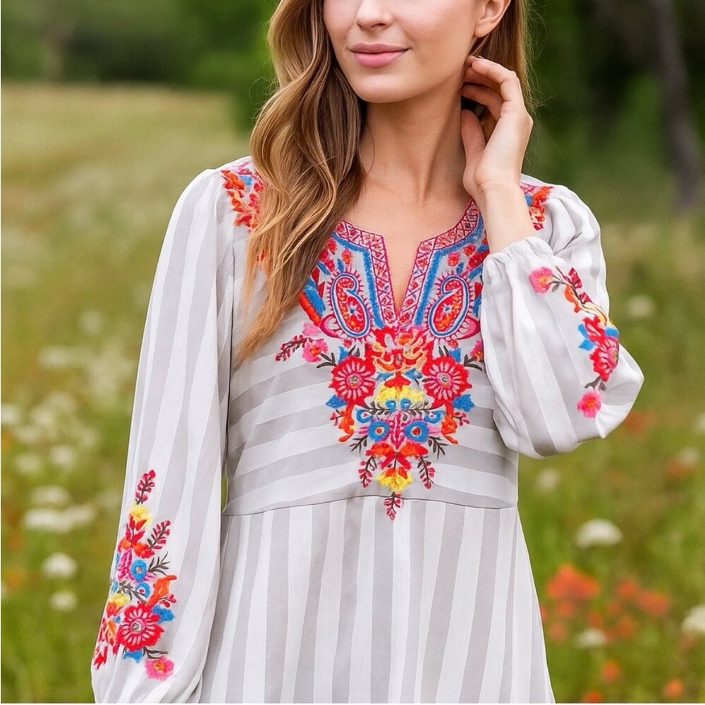 Savanna Jane Top Gray White Stripes Multicolor Floral Embroidery - Small - EUC